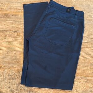 VUORI META 5 POCKET PANT SIZE 33. LIKE NEW. WORN 1 TIME. DARK BLUE.